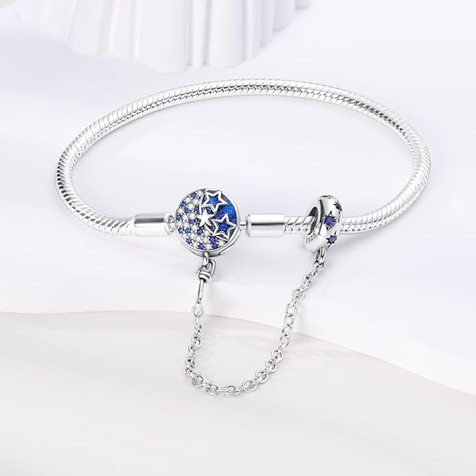 Bracelet “Nuit Étoilée” avec Chaîne de Sécurité – Ciel Bleu & Étoiles Lumineuses