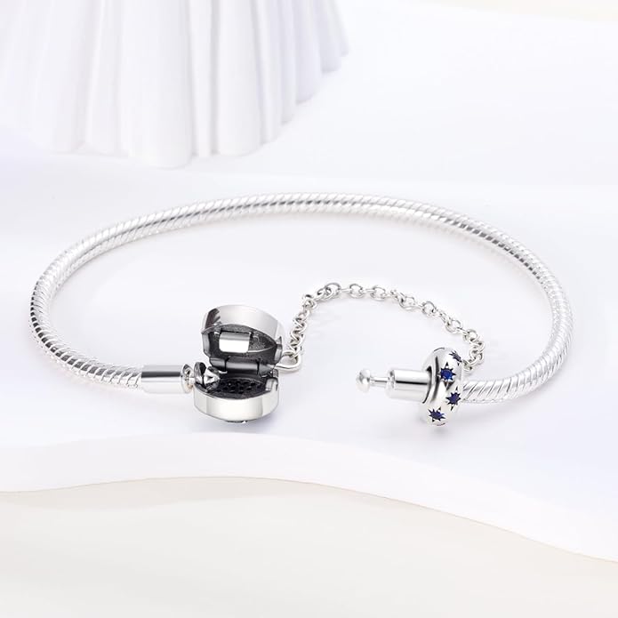 Bracelet “Nuit Étoilée” avec Chaîne de Sécurité – Ciel Bleu & Étoiles Lumineuses