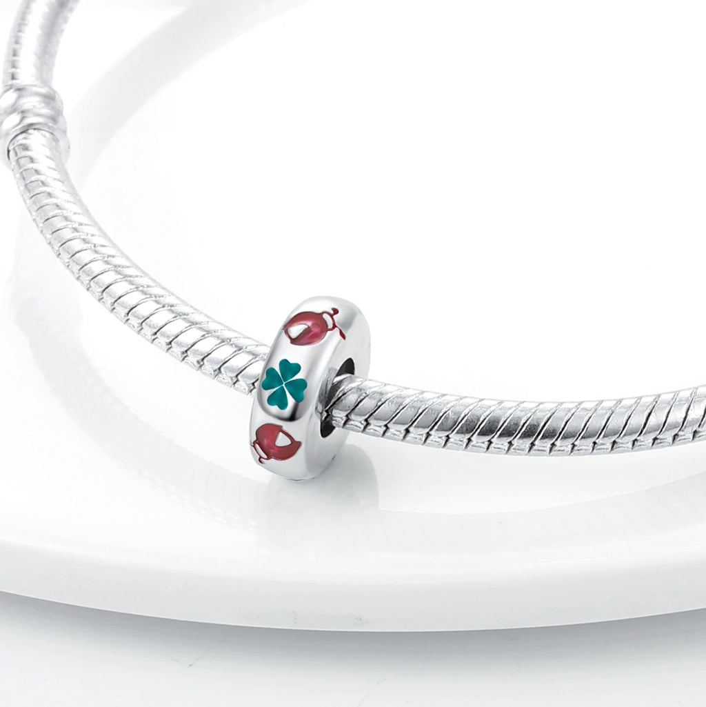 Charm Trèfle à Quatre Feuilles & Coccinelle – Émaillé | Symbole de Chance & Bonheur