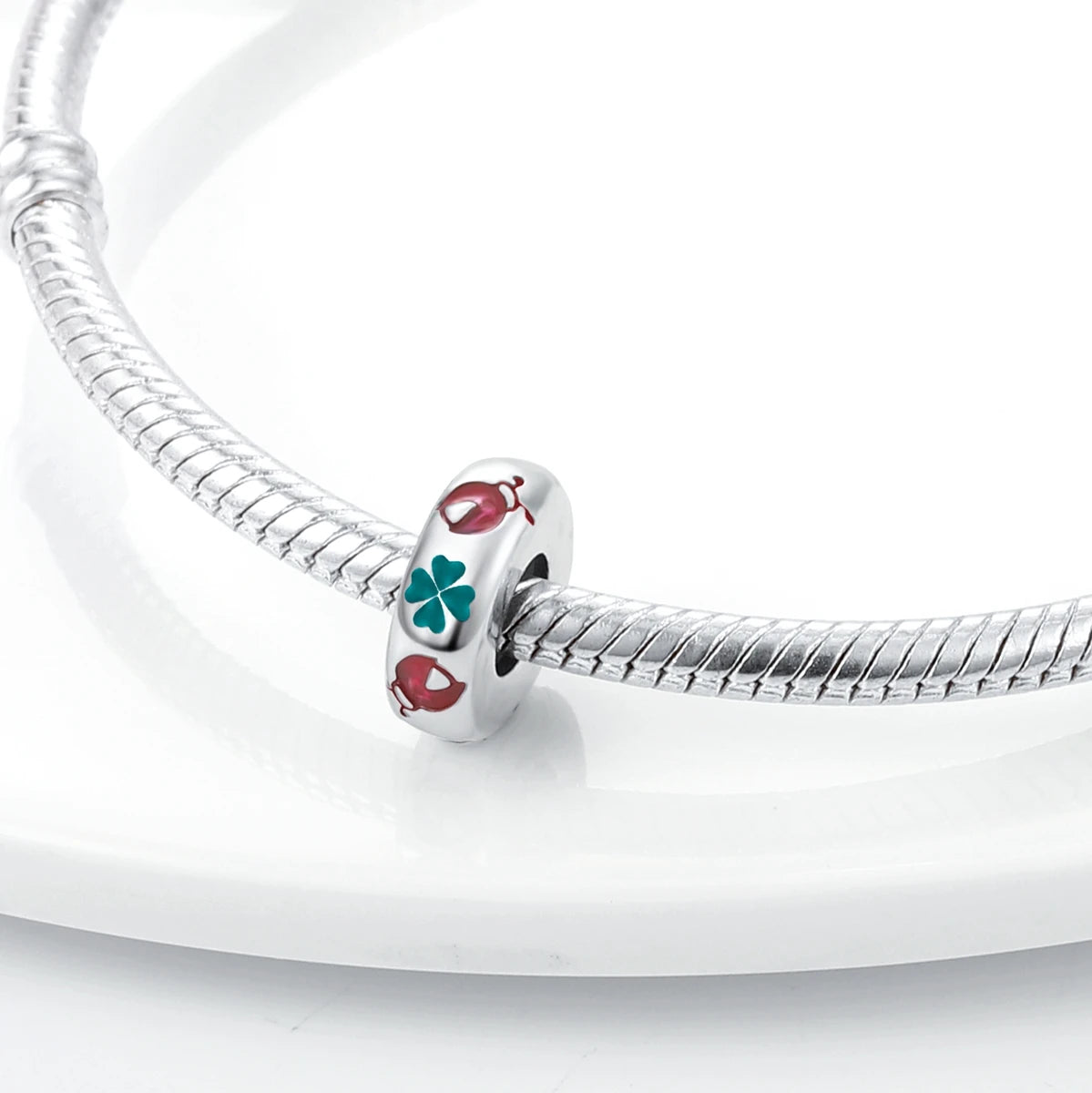 Charm Trèfle à Quatre Feuilles & Coccinelle – Émaillé | Symbole de Chance & Bonheur