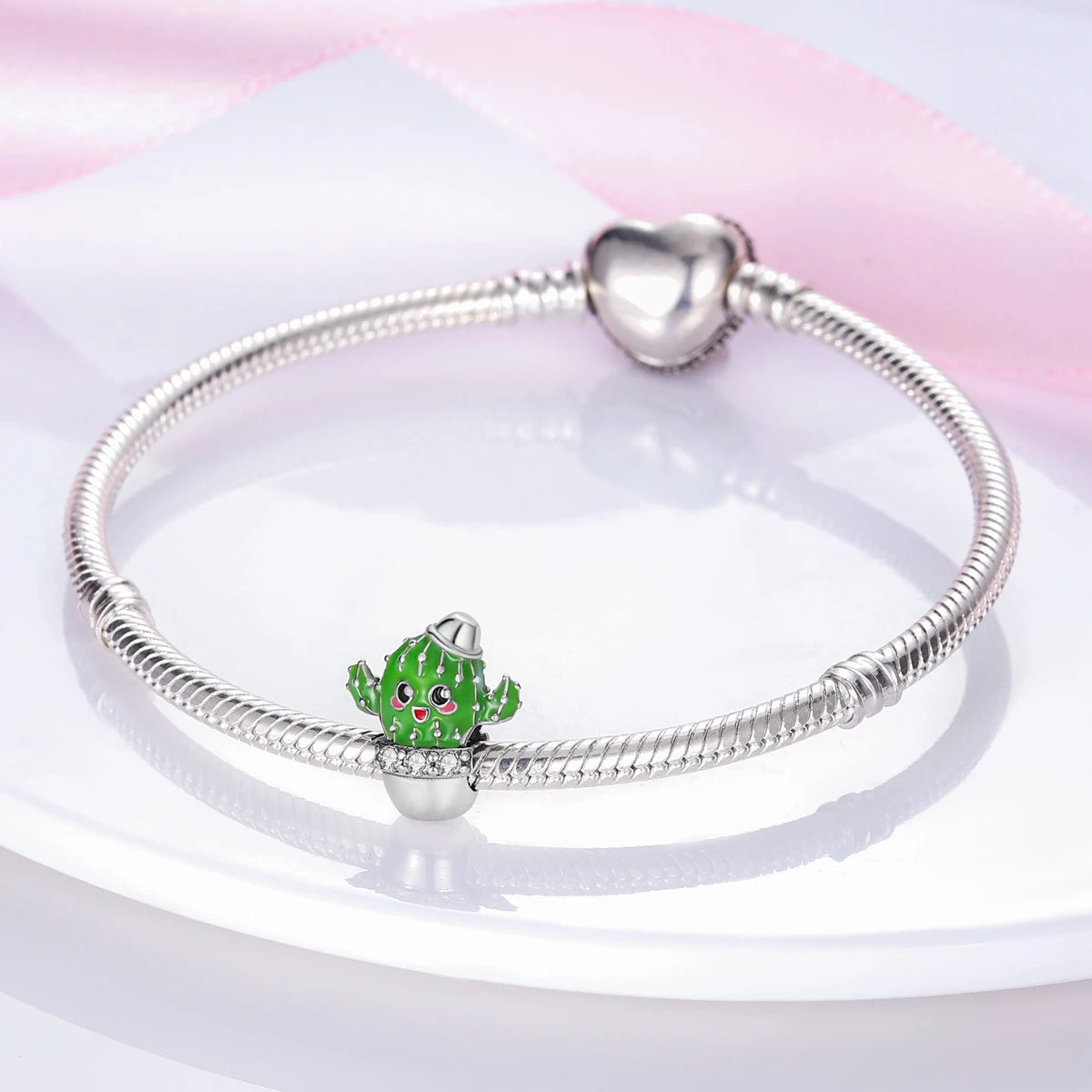 Charm Cactus Sourire – Émaillé Vert | Symbole de Résilience & Bonne Humeur