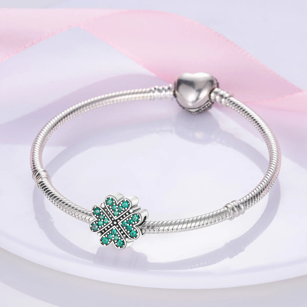 Charm Trèfle Porte-Bonheur – Cristaux Vert Émeraude
