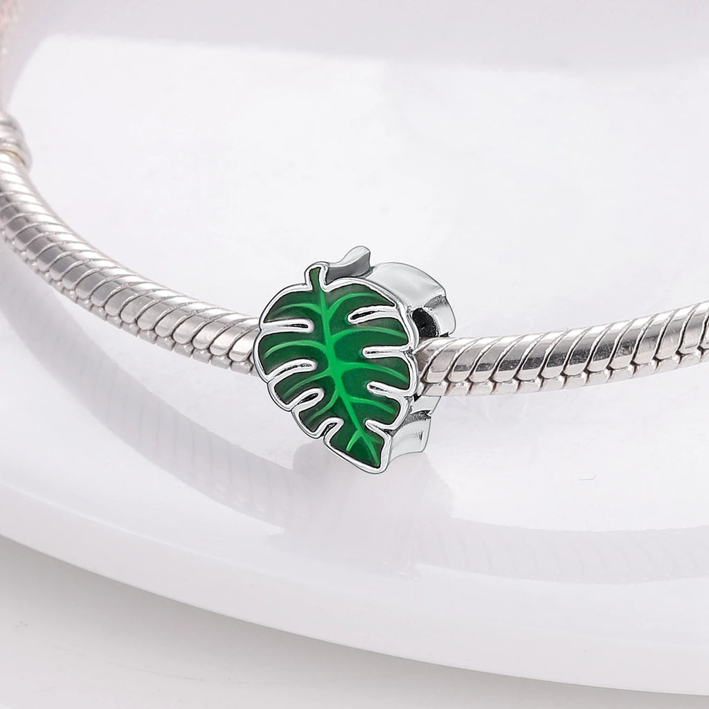 Charm Feuille Tropicale – Émaillé Vert | Esprit Nature & Fraîcheur