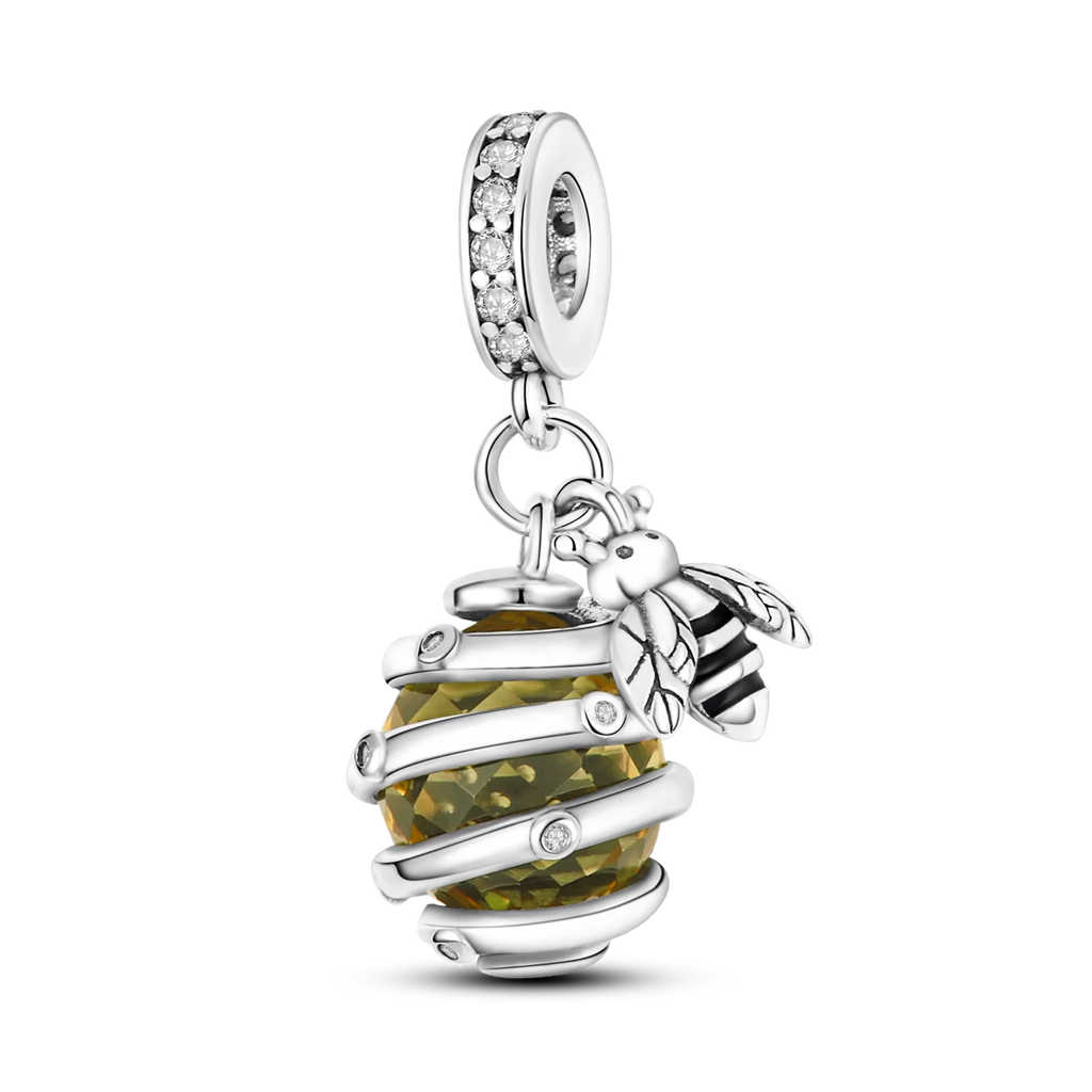 Charm Abeille & Ruche Dorée – Symbole de Douceur & d’Harmonie