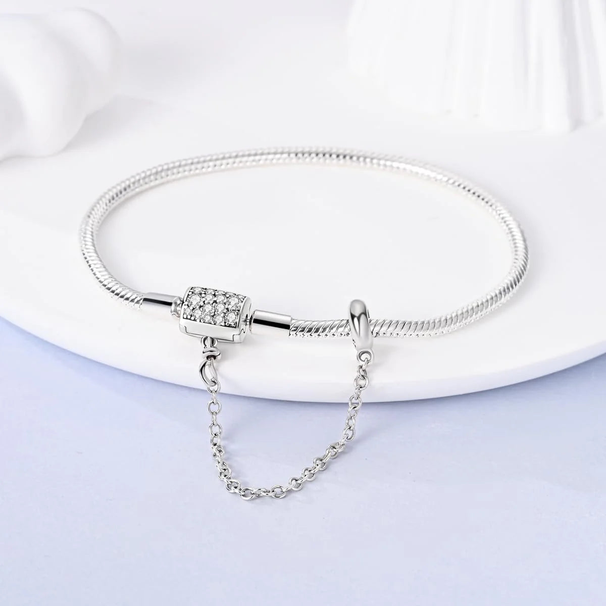 Bracelet Élégance Cristal avec Chaînette – Luxe, Pureté & Raffinement